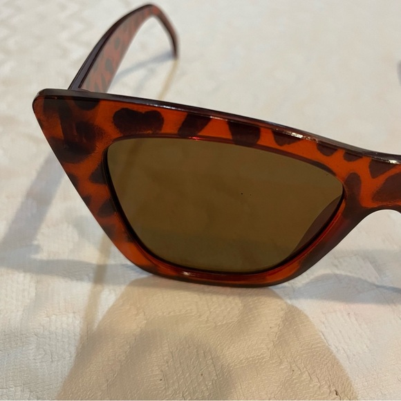Cheetah Print Cat Eye Sunnies Women’s Sun Glasses Glamorous One Size Summer - Picture 2 of 4